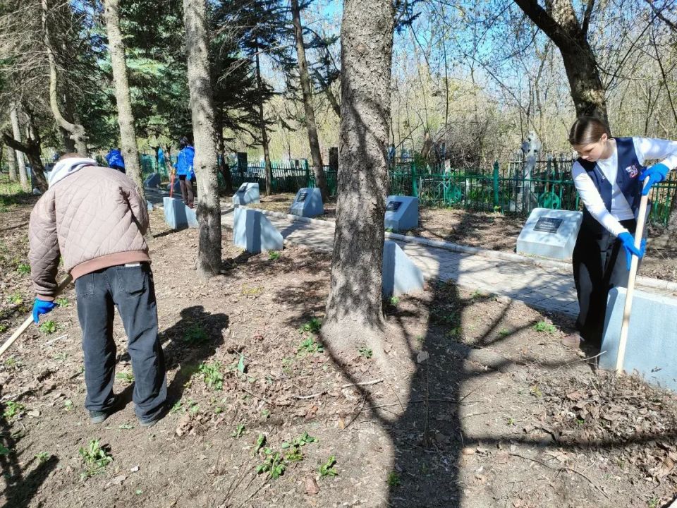 Акция «Чистый обелиск». Сегодня, 16 апреля, в рамках партийного проекта «Историческая Память» Всероссийской политической партии «Единая Россия», состоялась акция «Чистый обелиск» Акция «Чистый обелиск». Сегодня, 16 апреля, в рамках партийного проекта «Историческая Память» Всероссийской политической партии «Единая Россия», состоялась акция «Чистый обелиск»