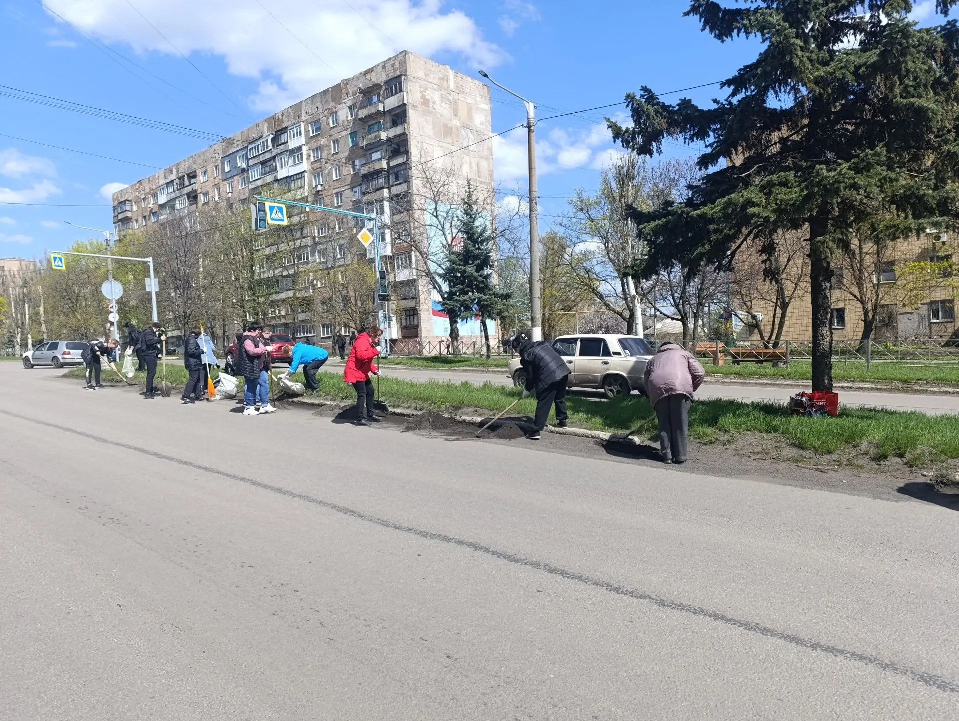 В Снежном прошел общегородской субботник