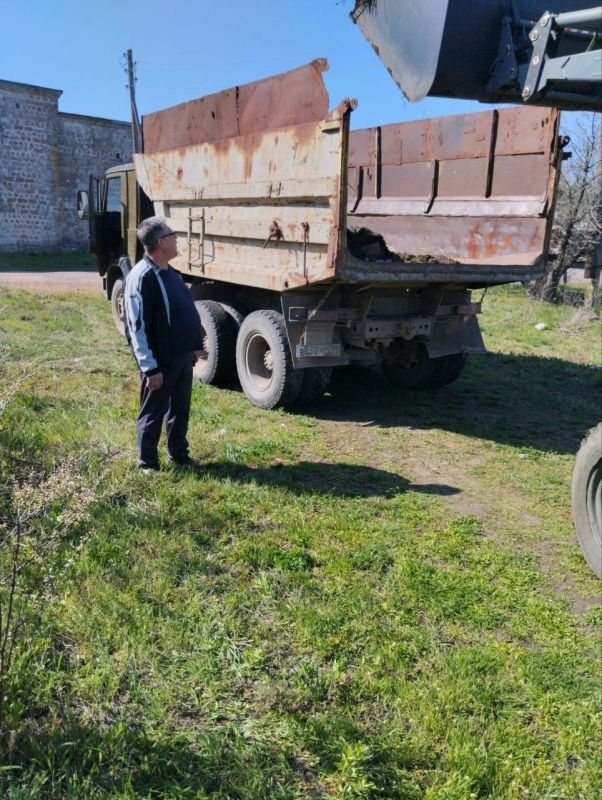 Депутат Докучаевского городского совета, представляющий фракцию Единая Россия, Александр Крепкий, принял участие в субботнике по благоустройству территории кладбища села Любовка Депутат Докучаевского городского совета, представляющий фракцию Единая Россия, Александр Крепкий, принял участие в субботнике по благоустройству территории кладбища села Любовка