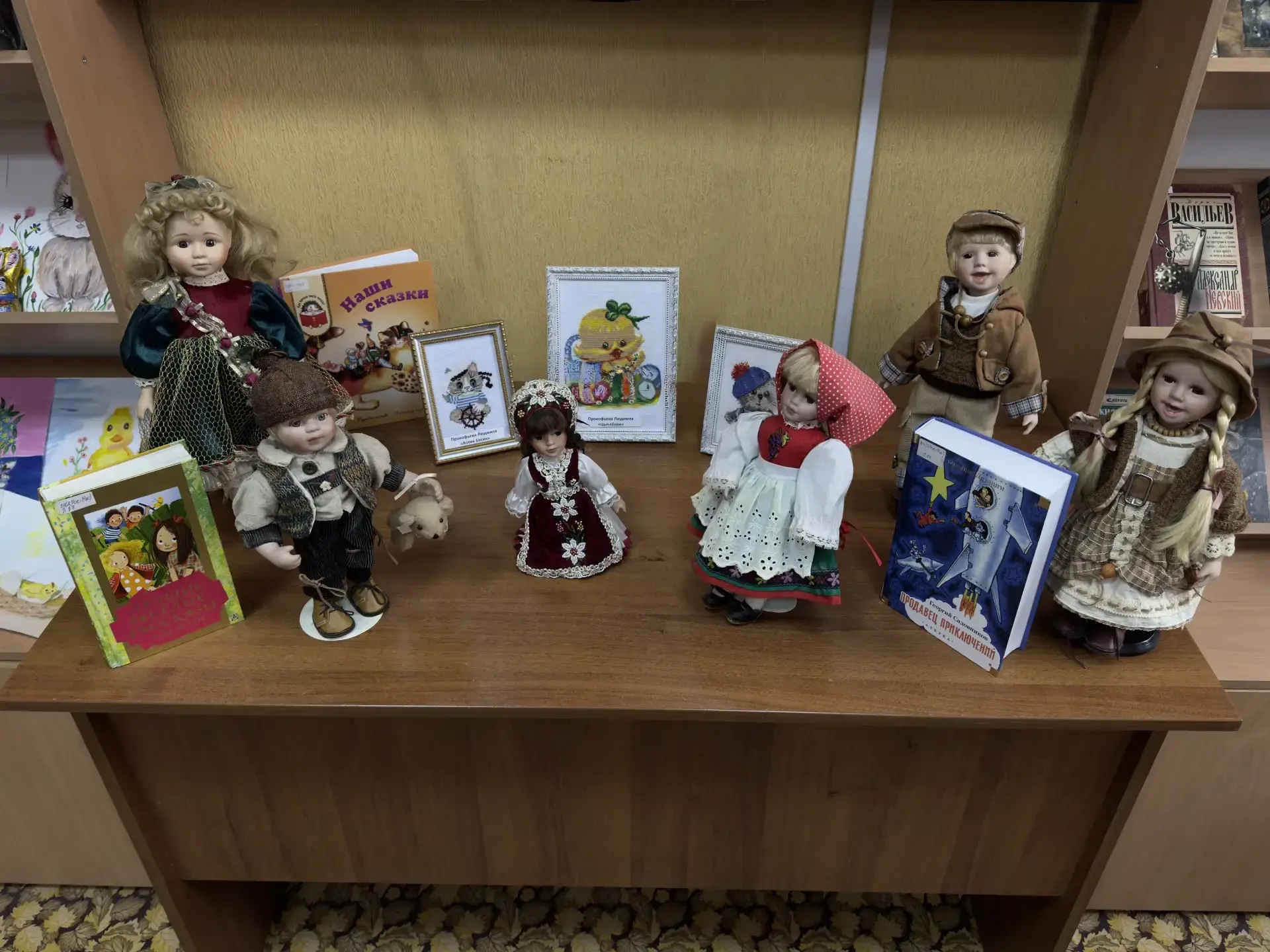 В Мариуполе проходит выставка вышитых картин «В гостях у сказки» В Мариуполе проходит выставка вышитых картин «В гостях у сказки»