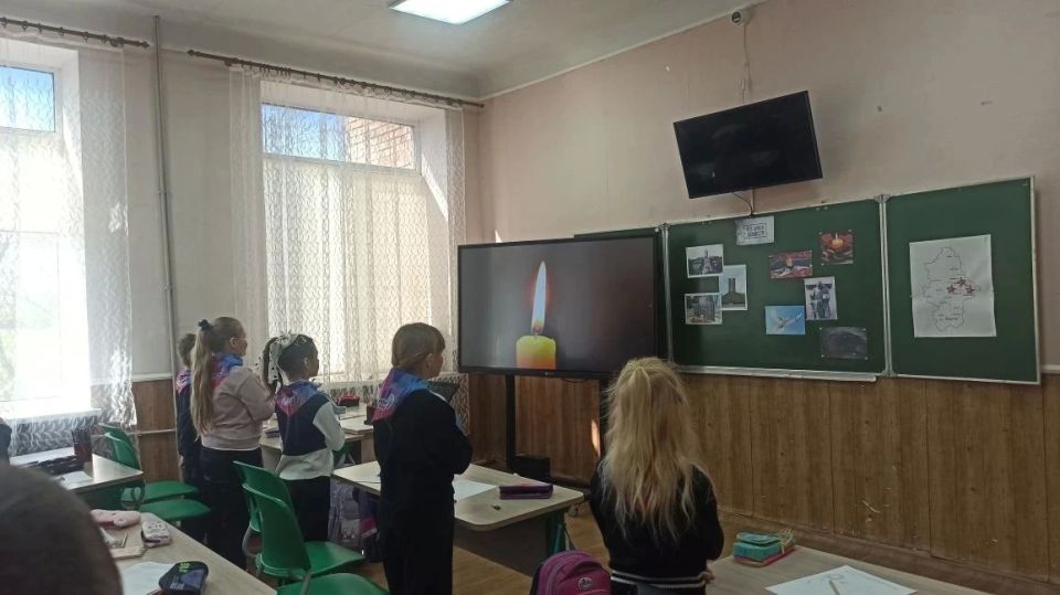 В школах Старобешевского округа прошли внеурочные занятия «Разговоры о важном» В школах Старобешевского округа прошли внеурочные занятия «Разговоры о важном»
