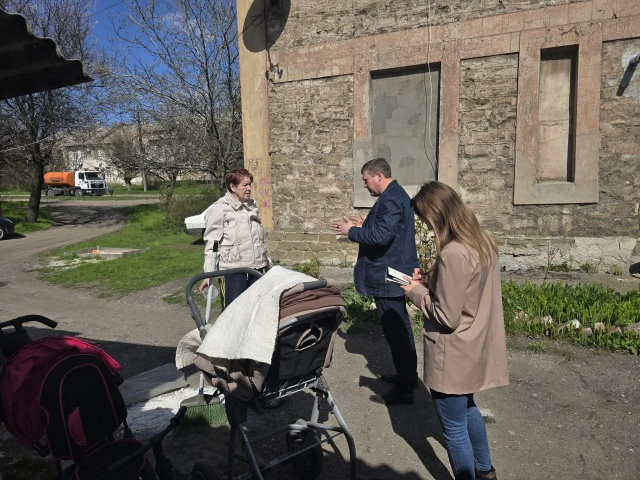 По поручению Главы ДНР Дениса Пушилина, сегодня, 16 апреля, первый заместитель руководителя Управы Кировского внутригородского района Администрации городского округа Макеевка Донецкой Народной Республики Андрей Коренев... По поручению Главы ДНР Дениса Пушилина, сегодня, 16 апреля, первый заместитель руководителя Управы Кировского внутригородского района Администрации городского округа Макеевка Донецкой Народной Республики Андрей Коренев...