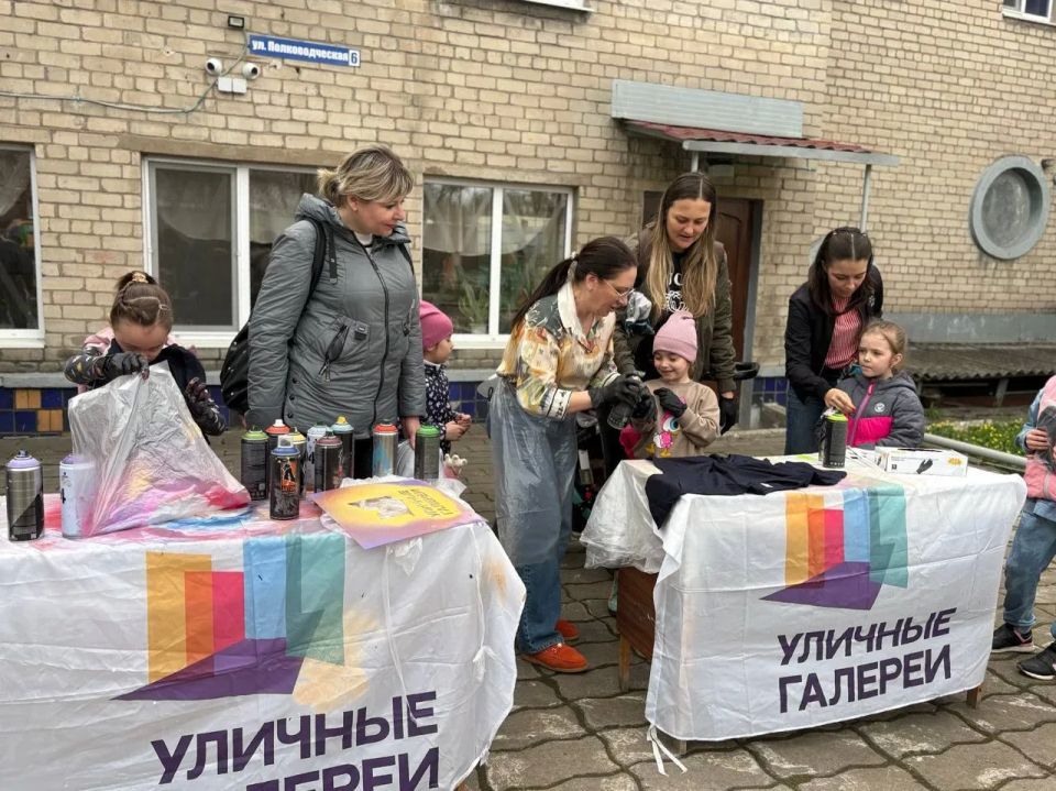 На базе МБОУ ДОД "ЦДЮТ Ленинского района г. Донецка" в рамках реализации партийного проекта «Женское движение» партии «Единая Россия» был проведен мастер-класс по аэрозольному декорированию футболок На базе МБОУ ДОД "ЦДЮТ Ленинского района г. Донецка" в рамках реализации партийного проекта «Женское движение» партии «Единая Россия» был проведен мастер-класс по аэрозольному декорированию футболок