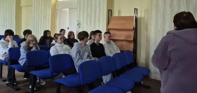 Важное собрание. Сегодня главный специалист сектора физической культуры, спорта и молодёжной политики администрации городского округа Иловайск Оксана Александровна Гранкина провела рабочее собрание с активом молодёжи с... Важное собрание. Сегодня главный специалист сектора физической культуры, спорта и молодёжной политики администрации городского округа Иловайск Оксана Александровна Гранкина провела рабочее собрание с активом молодёжи с...