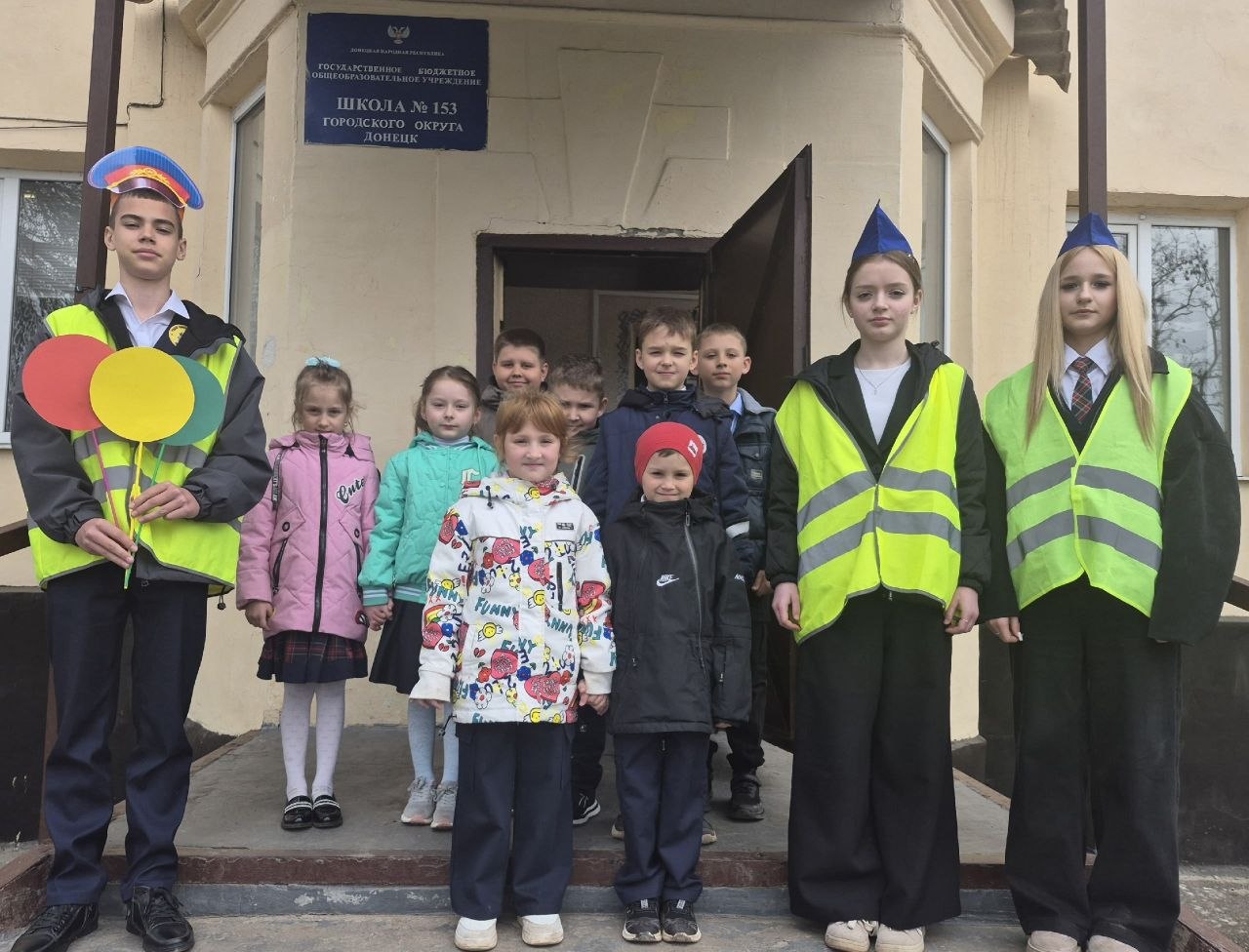 В рамках партийного проекта «Безопасные дороги», инициированного Единой Россией в школах города Моспино прошли информационные уроки на тему "Предупреждён - значит вооружен!"