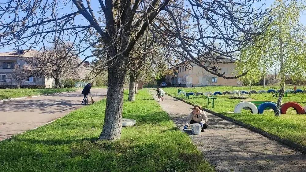 Сегодня, 16 апреля, в рамках проекта Единой России «Городская среда», Моспинское территориальное управление администрации городского округа Донецк, вместе с предприятиями, учреждениями, организациями, приняли активное... Сегодня, 16 апреля, в рамках проекта Единой России «Городская среда», Моспинское территориальное управление администрации городского округа Донецк, вместе с предприятиями, учреждениями, организациями, приняли активное...