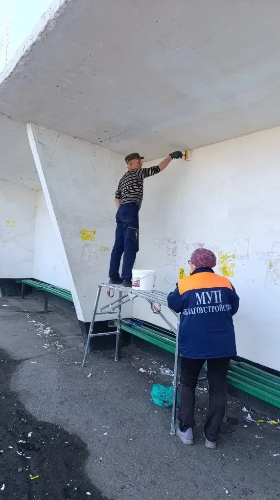 МБУ "Благоустройство" выполняет работы по покосу травы, а также по благоустройству остановочных павильонов и покраске скамеек на территории городского округа Торез МБУ "Благоустройство" выполняет работы по покосу травы, а также по благоустройству остановочных павильонов и покраске скамеек на территории городского округа Торез