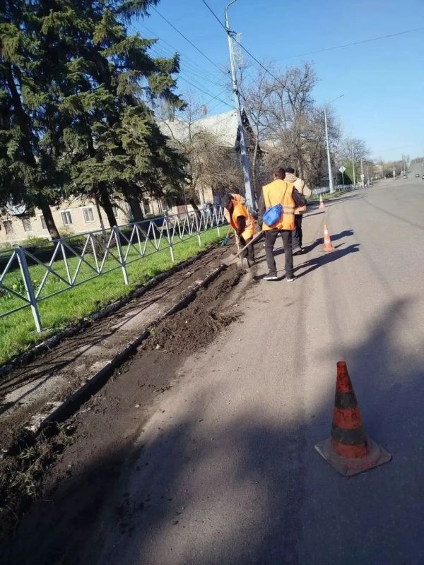 Коммунальщики Снежного продолжают благоустраивать территории общего пользования Коммунальщики Снежного продолжают благоустраивать территории общего пользования