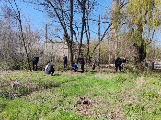 В Шахтерске провели очередной субботник В Шахтерске провели очередной субботник