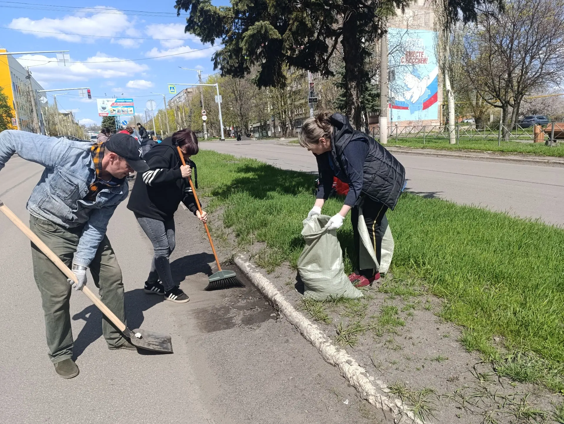 В Снежном прошел общегородской субботник В Снежном прошел общегородской субботник