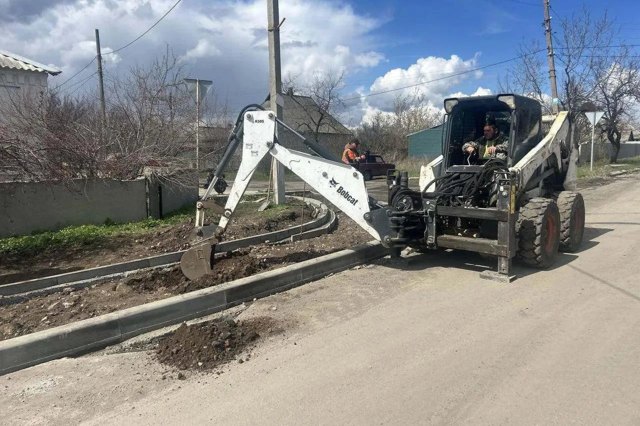 Рабочие обустроили придорожную зону на улице Постышева в Дебальцево Рабочие обустроили придорожную зону на улице Постышева в Дебальцево