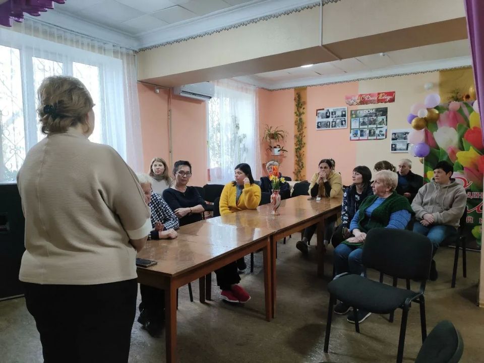 Во исполнение поручения Главы ДНР Дениса Пушилина, 16 апреля, заместитель главы администрации городского округа Макеевка Ирина Сидякина провела встречу с жителями Кировского района на подведомственной территории по ул.... Во исполнение поручения Главы ДНР Дениса Пушилина, 16 апреля, заместитель главы администрации городского округа Макеевка Ирина Сидякина провела встречу с жителями Кировского района на подведомственной территории по ул....