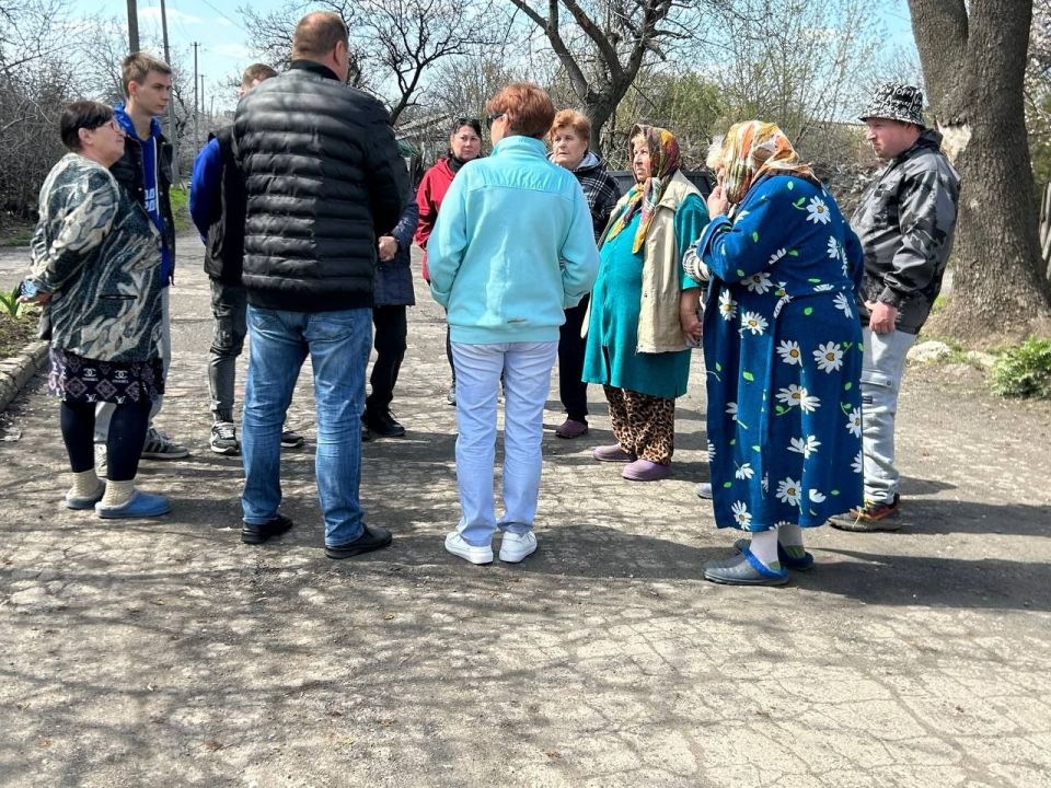Встреча с населением. В рамках протокольного поручения Главы Донецкой Народной Республики Дениса Пушилина, Председатель Торезского городского совета Александр Казмерчук совместно с помощниками депутата Денисом Хуснутдиновым... Встреча с населением. В рамках протокольного поручения Главы Донецкой Народной Республики Дениса Пушилина, Председатель Торезского городского совета Александр Казмерчук совместно с помощниками депутата Денисом Хуснутдиновым...