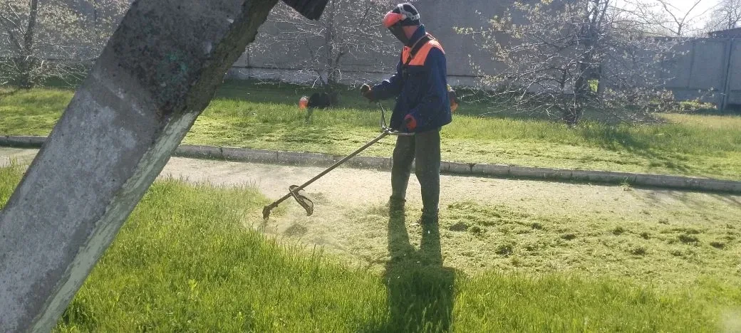 МБУ "Благоустройство" выполняет работы по покосу травы, а также по благоустройству остановочных павильонов и покраске скамеек на территории городского округа Торез