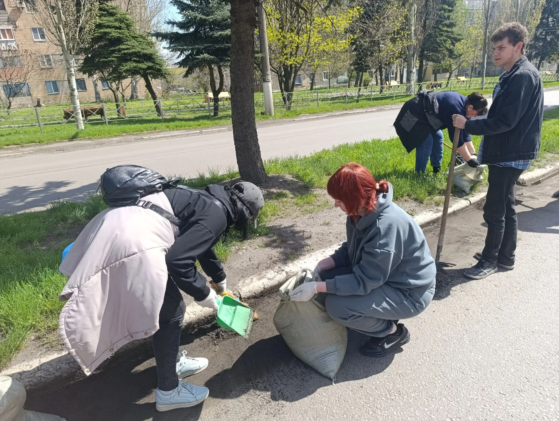 В Снежном прошел общегородской субботник В Снежном прошел общегородской субботник