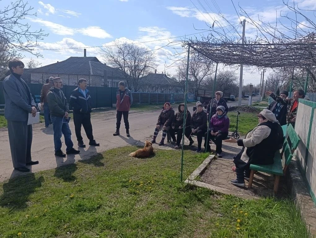 Заведующий Осыковским территориальным сектором Администрации Старобешевского муниципального округа Дмитренко Евгений Александрович провёл встречу с жителями села Осыково