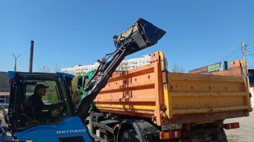 В Мариуполе продолжается уборка бордюрных зон автомагистралей