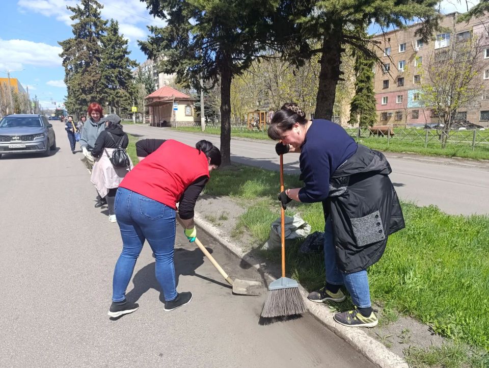 В Снежном прошел общегородской субботник В Снежном прошел общегородской субботник
