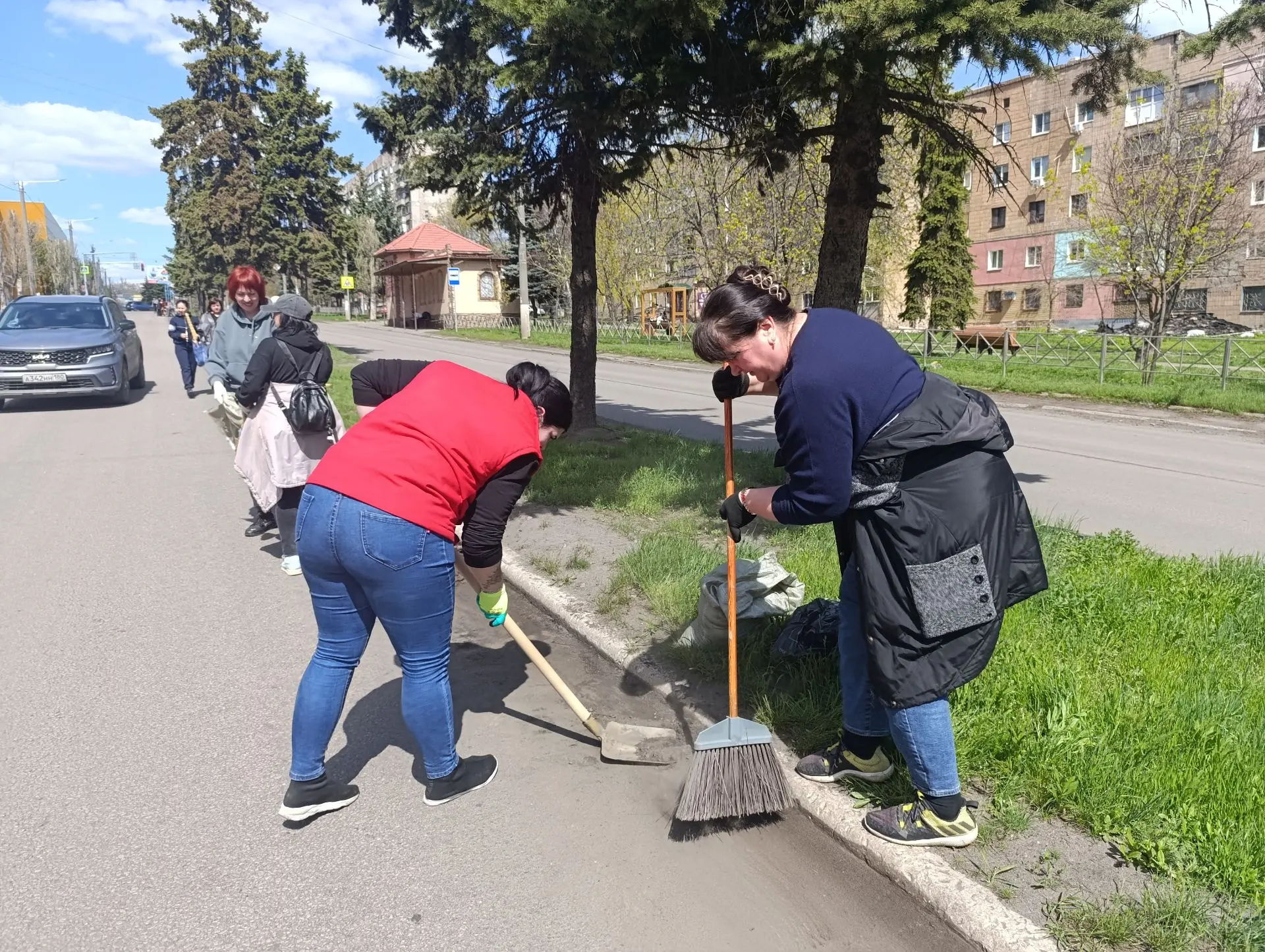 В Снежном прошел общегородской субботник В Снежном прошел общегородской субботник