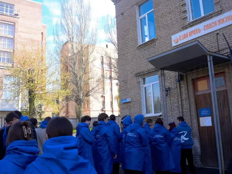 Председатель регионального совета сторонников партии «Единая Россия» Ахра Авидзба присоединился к инициативе активистов «Молодой Гвардии» и студентов донецких вузов по сдаче крови Председатель регионального совета сторонников партии «Единая Россия» Ахра Авидзба присоединился к инициативе активистов «Молодой Гвардии» и студентов донецких вузов по сдаче крови