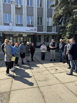 Заведующий Мангушским территориальным отделом Егана Тесленко совместно с депутатом Артемом Попруженко провели рабочую встречу с сотрудниками отдела образования администрации Мангушского муниципального округа