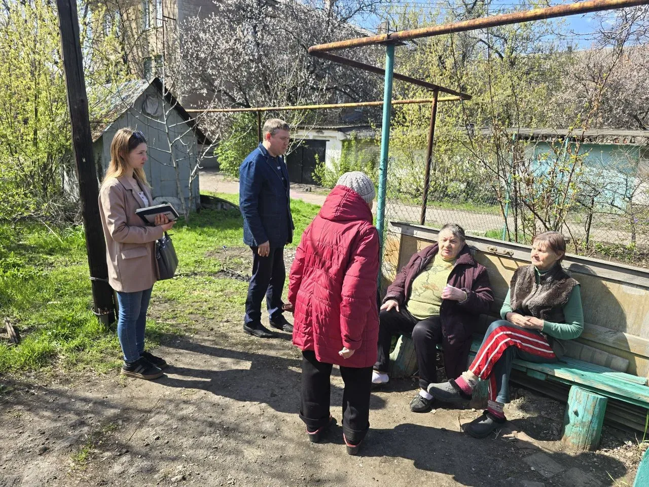 По поручению Главы ДНР Дениса Пушилина, сегодня, 16 апреля, первый заместитель руководителя Управы Кировского внутригородского района Администрации городского округа Макеевка Донецкой Народной Республики Андрей Коренев... По поручению Главы ДНР Дениса Пушилина, сегодня, 16 апреля, первый заместитель руководителя Управы Кировского внутригородского района Администрации городского округа Макеевка Донецкой Народной Республики Андрей Коренев...