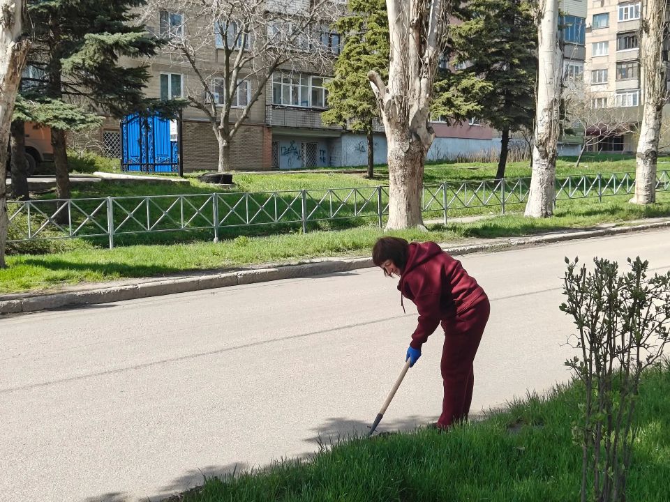 В Снежном прошел общегородской субботник В Снежном прошел общегородской субботник