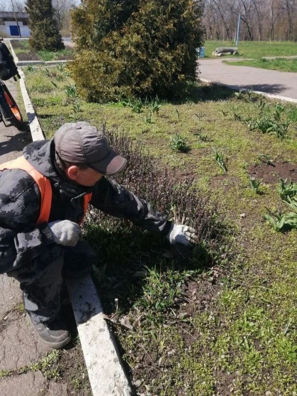 Коммунальщики Снежного продолжают благоустраивать территории общего пользования Коммунальщики Снежного продолжают благоустраивать территории общего пользования