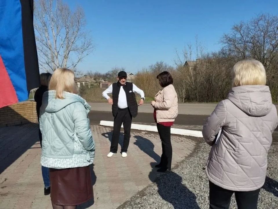 Встреча с населением. 16 апреля заместитель начальника управления по обеспечению деятельности территорий администрации городского округа Енакиево Татьяна Багно провела встречу с жителями г. Юнокоммунаровска по адресу: ул.... Встреча с населением. 16 апреля заместитель начальника управления по обеспечению деятельности территорий администрации городского округа Енакиево Татьяна Багно провела встречу с жителями г. Юнокоммунаровска по адресу: ул....