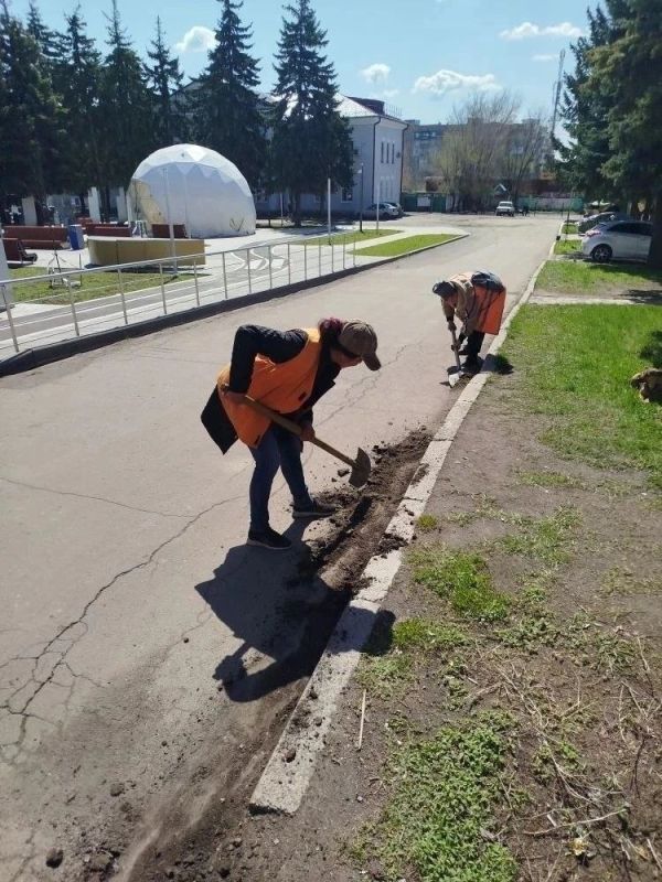 Коммунальщики Снежного продолжают благоустраивать территории общего пользования Коммунальщики Снежного продолжают благоустраивать территории общего пользования