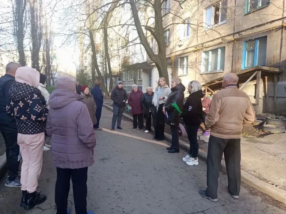 15 апреля управляющий делами администрации городского округа Торез Наталья Бекетова провела встречу с населением по адресу: микрорайон 2, д. 32. (ТОС "Территория действия") 15 апреля управляющий делами администрации городского округа Торез Наталья Бекетова провела встречу с населением по адресу: микрорайон 2, д. 32. (ТОС "Территория действия")