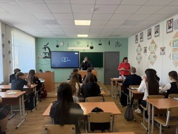 В рамках профориентационной работы в гимназии с учащимися 9-х классов провели встречу представители ГБПУ Мариупольский промышленно-технологический техникум