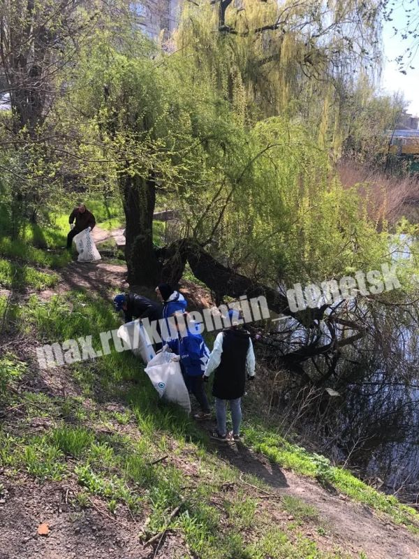 Сегодня в рамках Всероссийской акции «Вода России» отдел экологической безопасности администрации городского округа Донецк совместно с сотрудниками Управы Калининского района и работниками коммунальных организаций очистили... Сегодня в рамках Всероссийской акции «Вода России» отдел экологической безопасности администрации городского округа Донецк совместно с сотрудниками Управы Калининского района и работниками коммунальных организаций очистили...