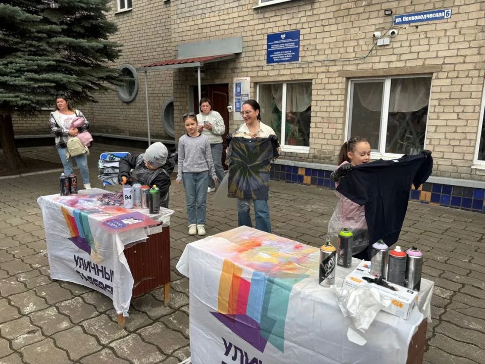 На базе МБОУ ДОД "ЦДЮТ Ленинского района г. Донецка" в рамках реализации партийного проекта «Женское движение» партии «Единая Россия» был проведен мастер-класс по аэрозольному декорированию футболок На базе МБОУ ДОД "ЦДЮТ Ленинского района г. Донецка" в рамках реализации партийного проекта «Женское движение» партии «Единая Россия» был проведен мастер-класс по аэрозольному декорированию футболок