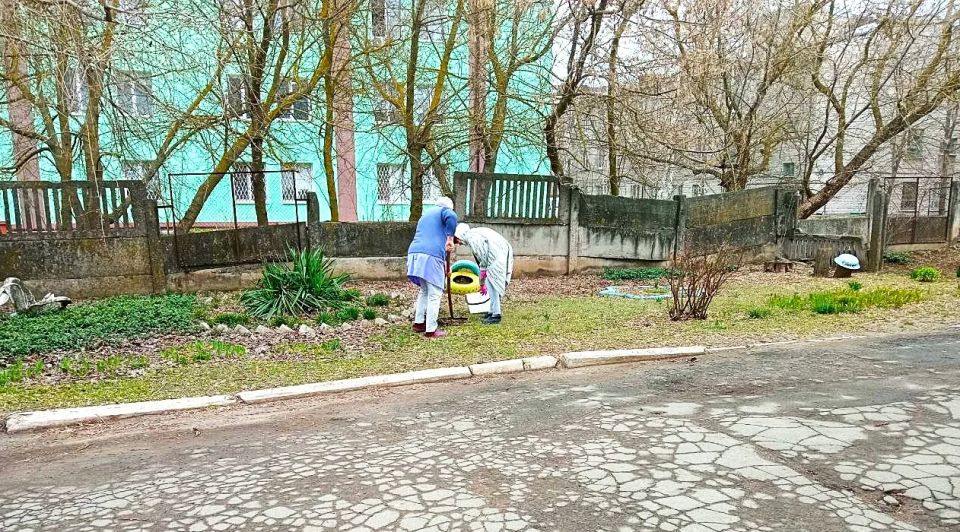 Чистота- залог здоровья.. Вооружившись мётлами, граблями и кистями, сотрудники Мангушской ЦРБ наводили порядок. Ктото сгребал листву, ктото подметал дорожки, а ктото красил бордюры. Совместными усилиями собрали десятки... Чистота- залог здоровья.. Вооружившись мётлами, граблями и кистями, сотрудники Мангушской ЦРБ наводили порядок. Ктото сгребал листву, ктото подметал дорожки, а ктото красил бордюры. Совместными усилиями собрали десятки...