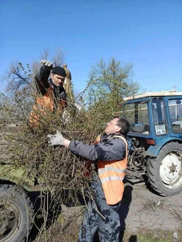 Коммунальщики Снежного продолжают благоустраивать территории общего пользования Коммунальщики Снежного продолжают благоустраивать территории общего пользования