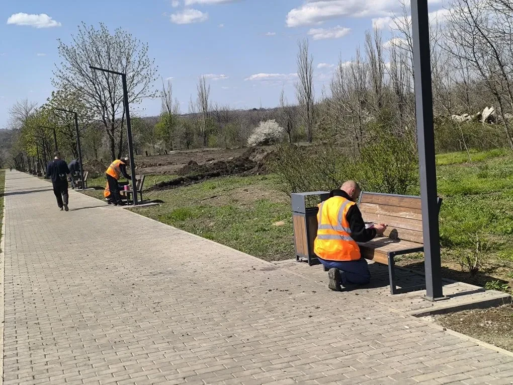МБУ "Благоустройство" выполняет работы по покосу травы, а также по благоустройству остановочных павильонов и покраске скамеек на территории городского округа Торез МБУ "Благоустройство" выполняет работы по покосу травы, а также по благоустройству остановочных павильонов и покраске скамеек на территории городского округа Торез
