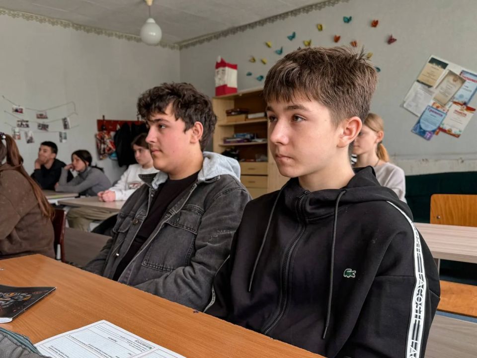 Будущее начинается сейчас. В рамках проекта «ГосСтарт.Диалог» на базе ГБОУ «Придорожненская школа Старобешевского м.о.» состоялась встреча с начальником Марьяновского территориального отдела Администрации Старобешевского... Будущее начинается сейчас. В рамках проекта «ГосСтарт.Диалог» на базе ГБОУ «Придорожненская школа Старобешевского м.о.» состоялась встреча с начальником Марьяновского территориального отдела Администрации Старобешевского...