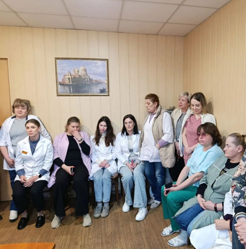 Михаил Меренков: Сегодня совместно с Председателем Донецкого городского совета Донецкой Народной Республики Юрием Атамановым встретился с трудовым коллективом ГБУ ДНР "Городской клинический дерматовенерологический диспансер... Михаил Меренков: Сегодня совместно с Председателем Донецкого городского совета Донецкой Народной Республики Юрием Атамановым встретился с трудовым коллективом ГБУ ДНР "Городской клинический дерматовенерологический диспансер...