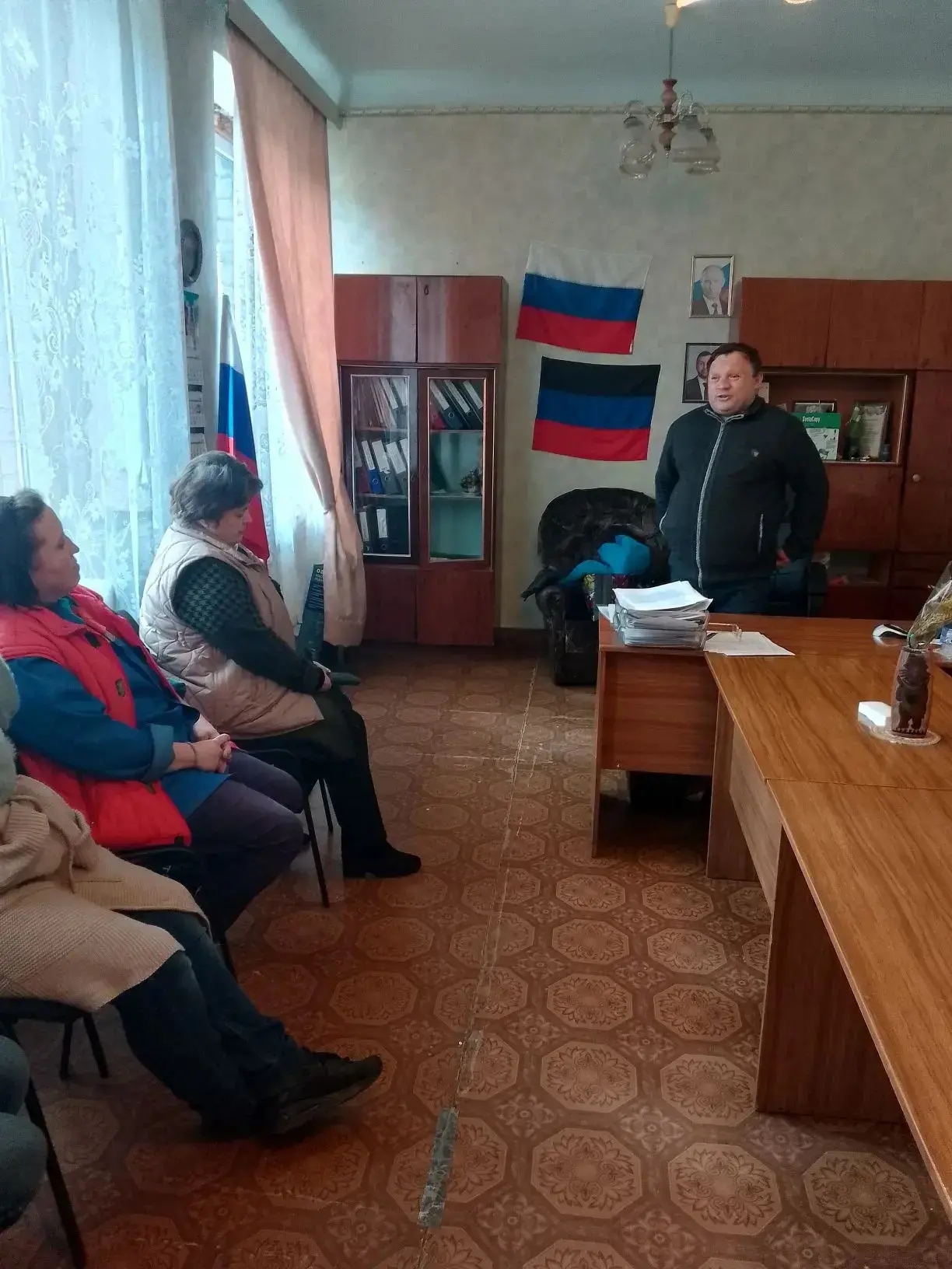 Начальник Управления образования Администрации городского округа Харцызск Николай Осипов провел встречу с трудовым коллективом МБУДО "ХСЮТ"