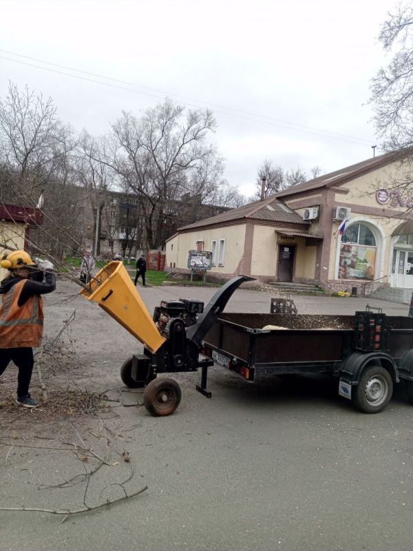 В Старобешевском округе продолжаются работы по кронированию аварийных деревьев В Старобешевском округе продолжаются работы по кронированию аварийных деревьев