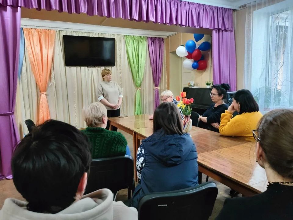 Во исполнение поручения Главы ДНР Дениса Пушилина, 16 апреля, заместитель главы администрации городского округа Макеевка Ирина Сидякина провела встречу с жителями Кировского района на подведомственной территории по ул.... Во исполнение поручения Главы ДНР Дениса Пушилина, 16 апреля, заместитель главы администрации городского округа Макеевка Ирина Сидякина провела встречу с жителями Кировского района на подведомственной территории по ул....