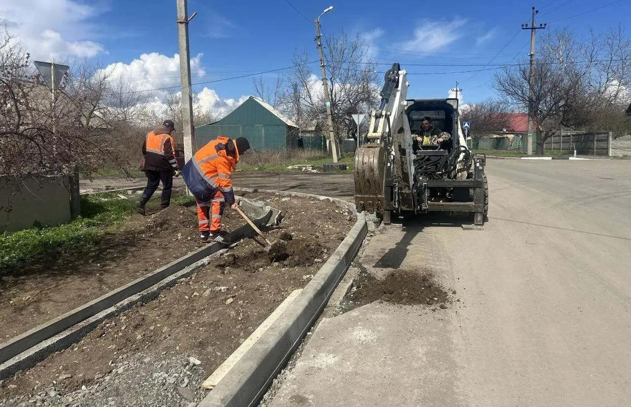 Рабочие обустроили придорожную зону на улице Постышева в Дебальцево