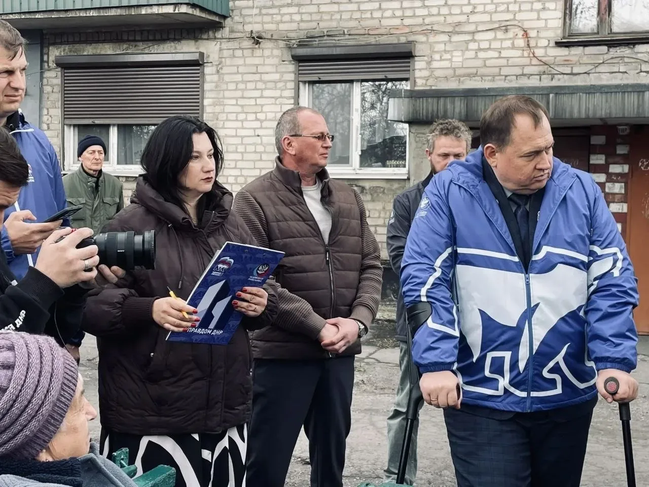 Анна Кодрыкинская и Алексей Муратов провели сход с жителями Дебальцево