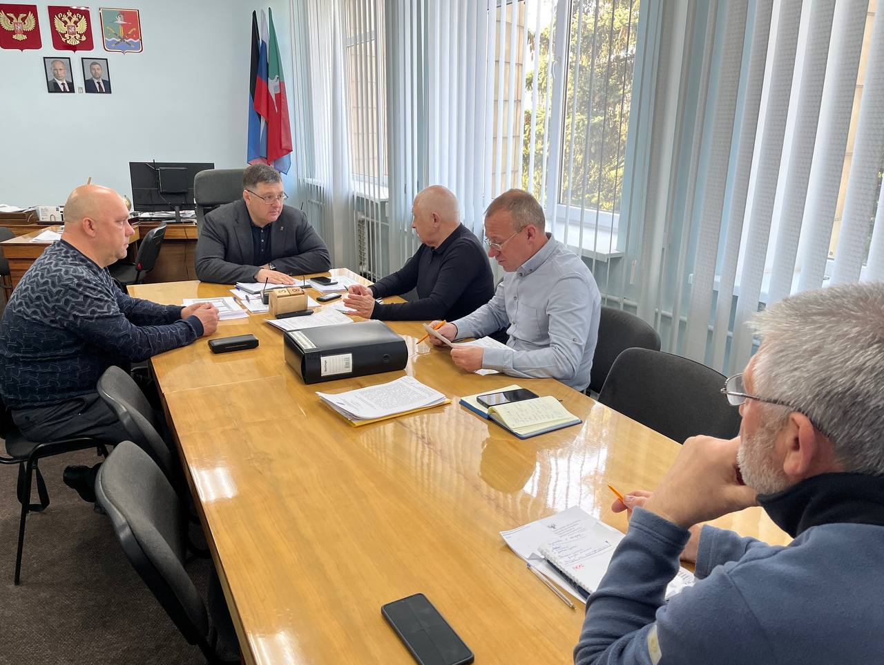 Василий Овчаров: Сегодня, 16 апреля, провел оперативное совещание по рабочим вопросам с участием заместителей Главы и руководителей структурных подразделений Администрации округа