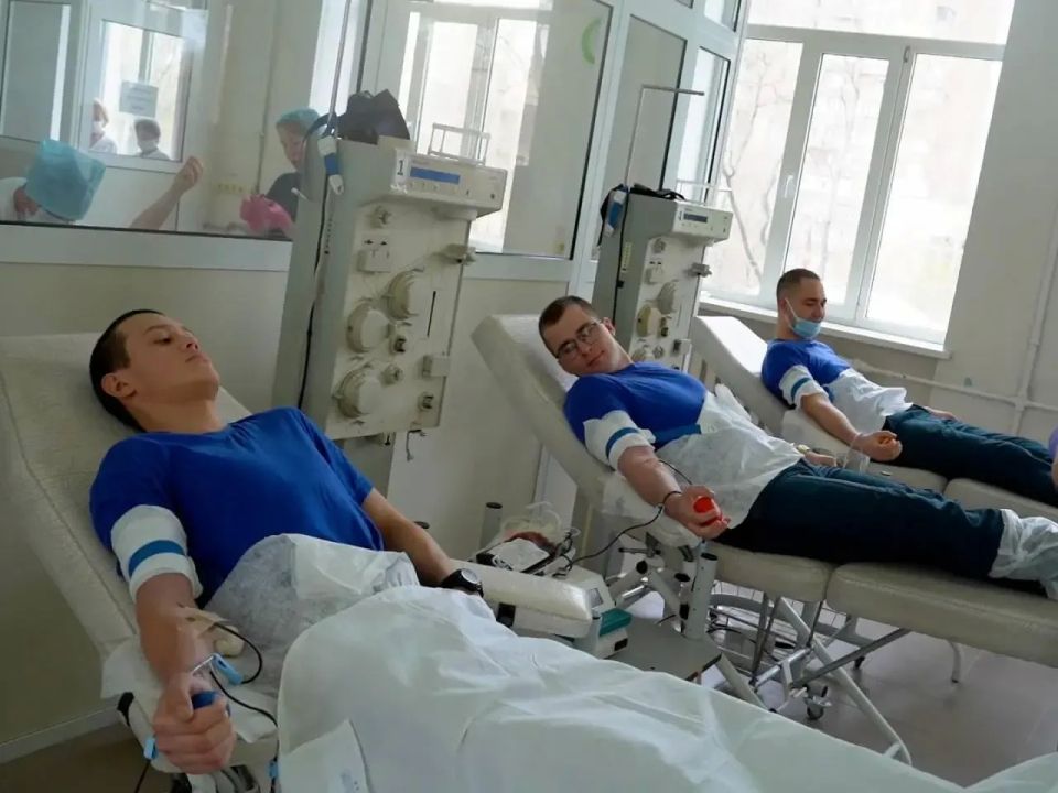 Председатель регионального совета сторонников партии «Единая Россия» Ахра Авидзба присоединился к инициативе активистов «Молодой Гвардии» и студентов донецких вузов по сдаче крови Председатель регионального совета сторонников партии «Единая Россия» Ахра Авидзба присоединился к инициативе активистов «Молодой Гвардии» и студентов донецких вузов по сдаче крови