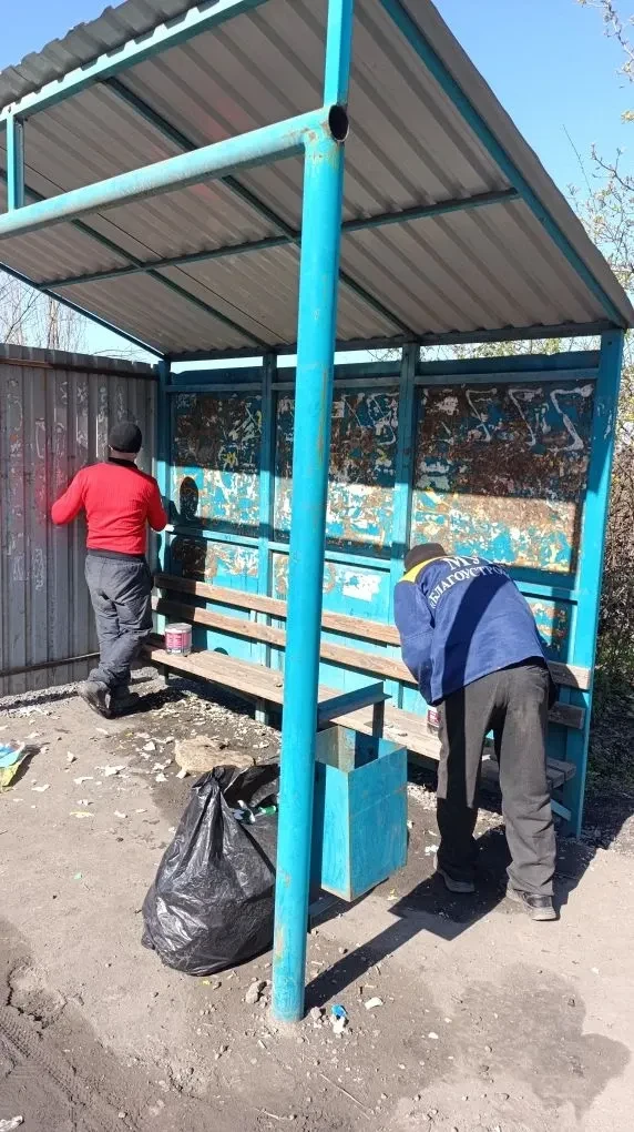 МБУ "Благоустройство" выполняет работы по покосу травы, а также по благоустройству остановочных павильонов и покраске скамеек на территории городского округа Торез МБУ "Благоустройство" выполняет работы по покосу травы, а также по благоустройству остановочных павильонов и покраске скамеек на территории городского округа Торез