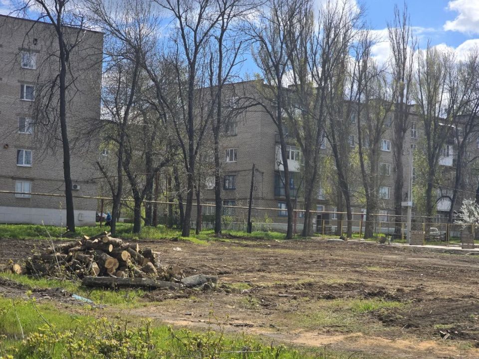 В апреле этого года в Докучаевске стартовал финальный этап преображения сквера «Семейный» В апреле этого года в Докучаевске стартовал финальный этап преображения сквера «Семейный»