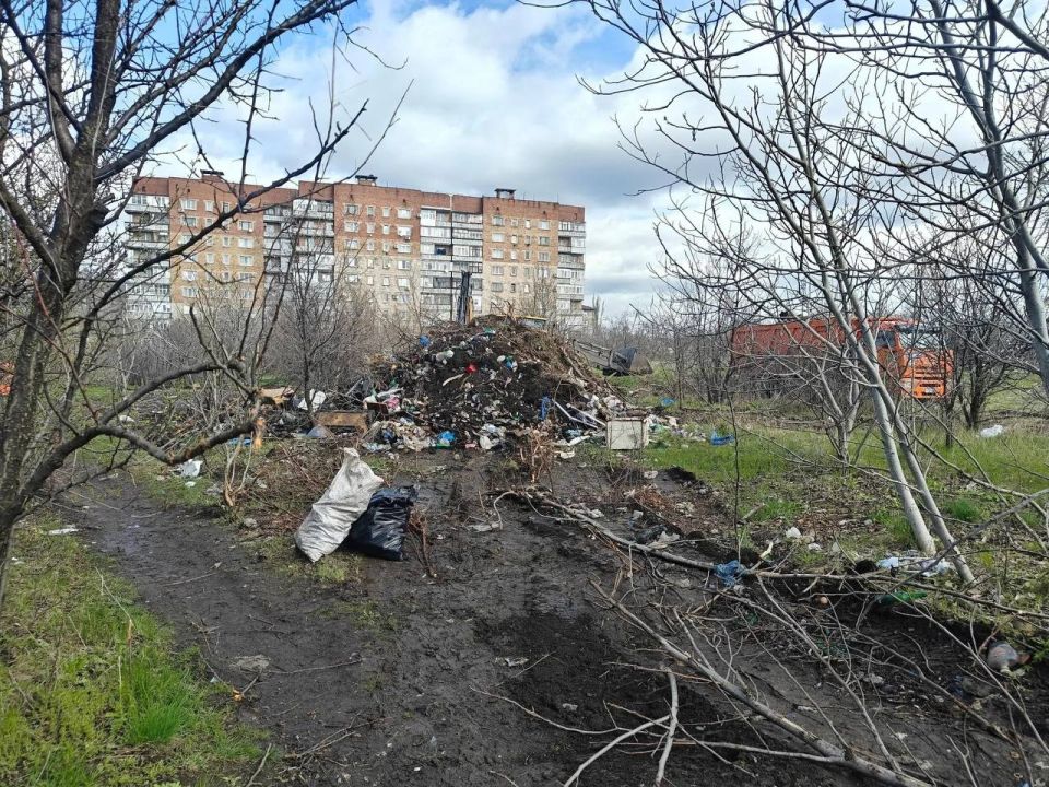 По партпроекту Единой России "Донбасс - наш дом" в Снежном продолжается ликвидация несанкционированных свалок По партпроекту Единой России "Донбасс - наш дом" в Снежном продолжается ликвидация несанкционированных свалок