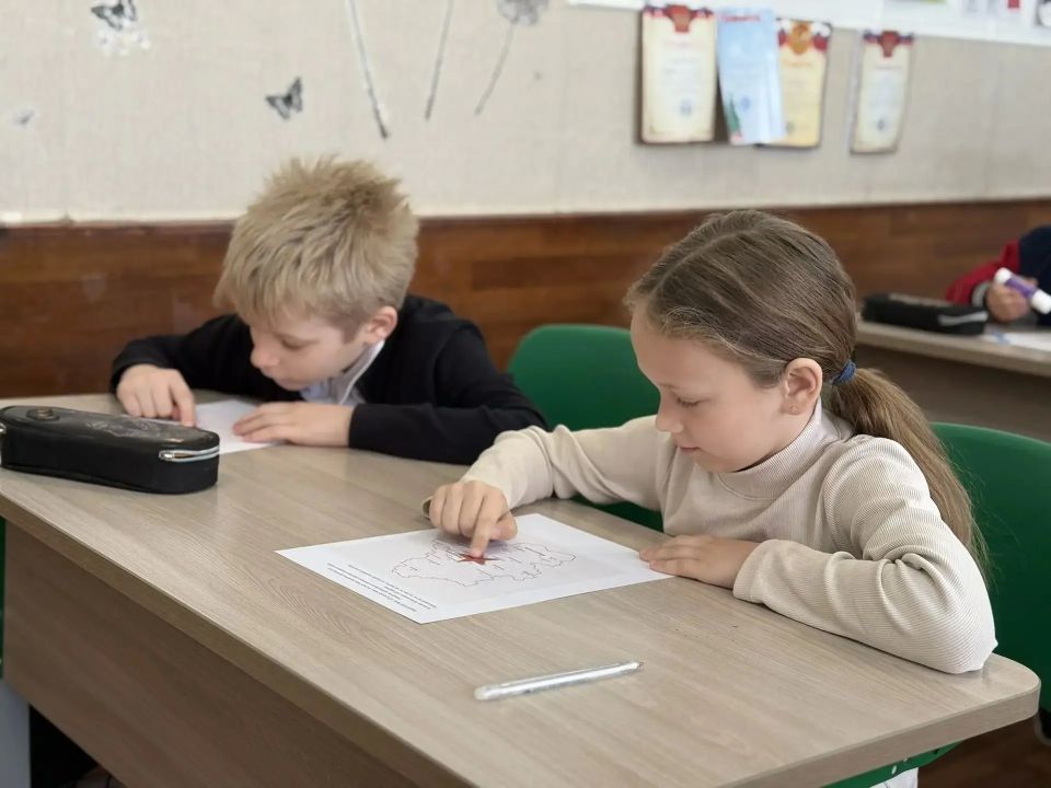 В школах Старобешевского округа прошли внеурочные занятия «Разговоры о важном» В школах Старобешевского округа прошли внеурочные занятия «Разговоры о важном»
